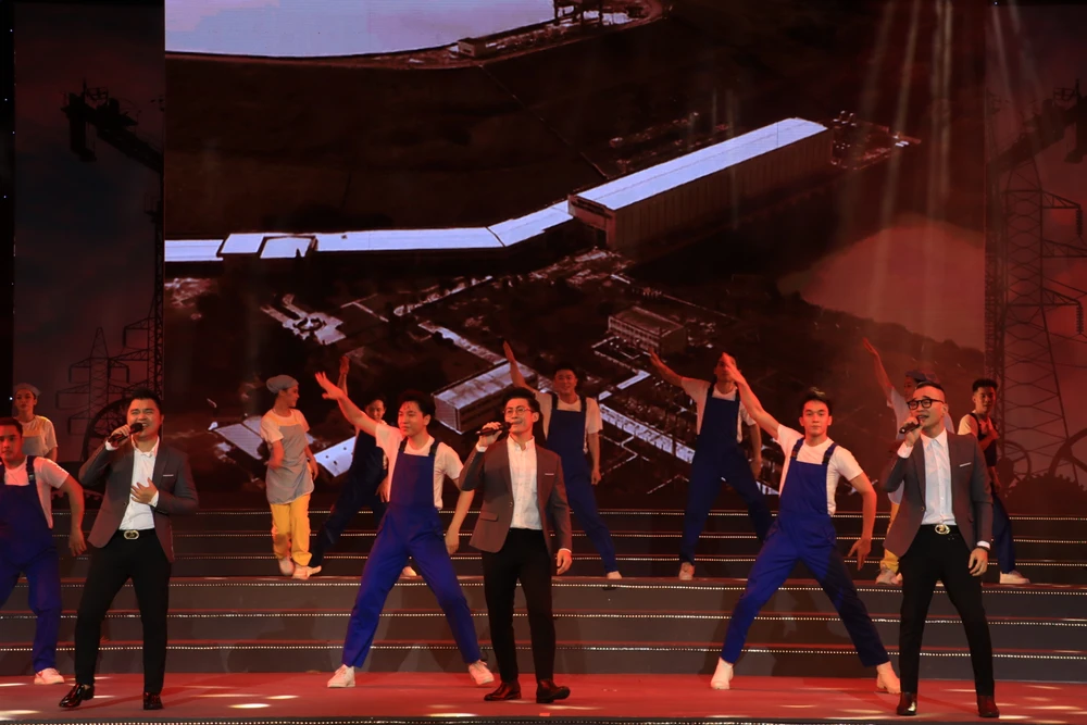 Nhóm MTV cháy hết mình với ca khúc Thành phố trẻ