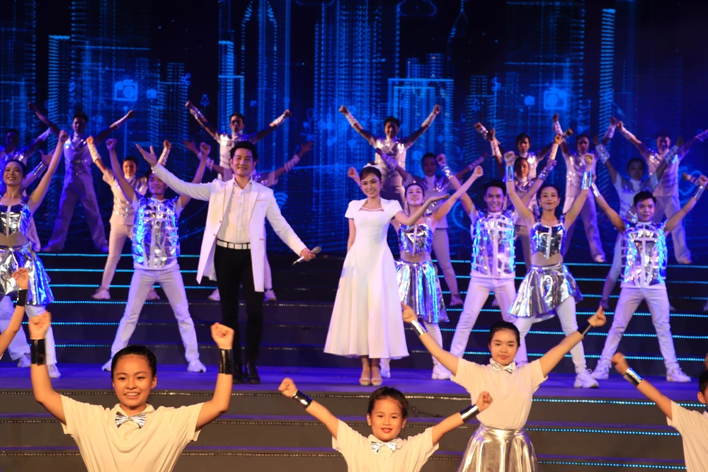 Nguyễn Phi Hùng và Lưu Hiền Trinh với ca khúc "Thành phố mãi trong tim ta"