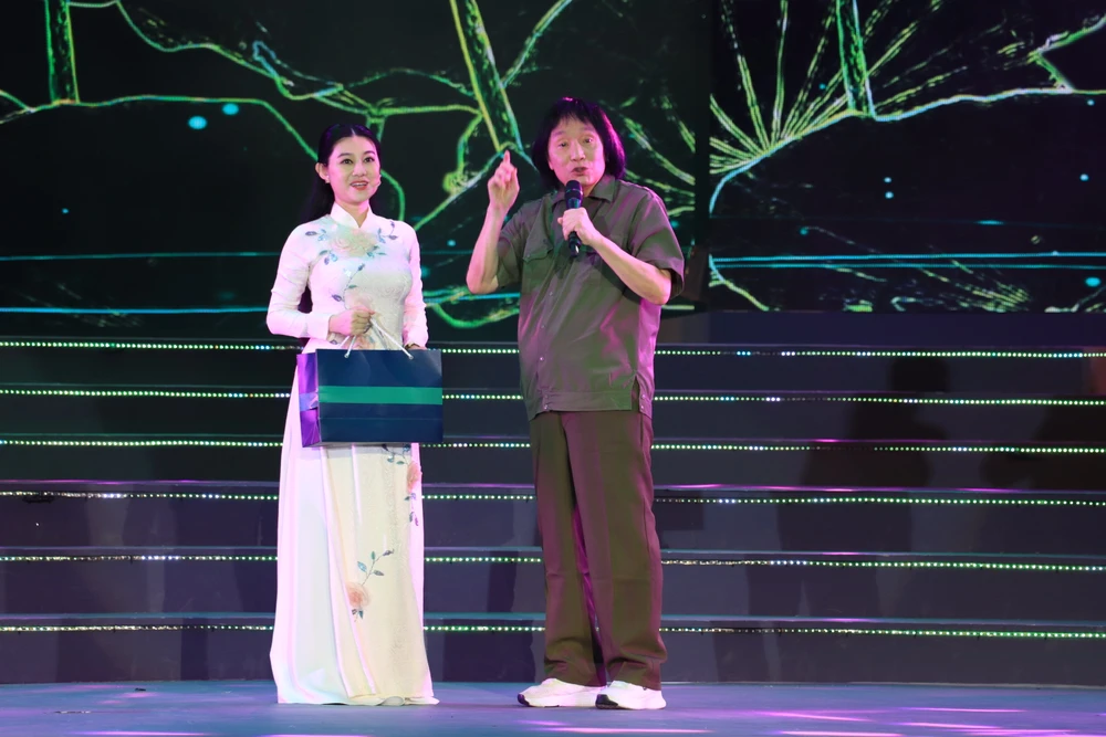 NSND Minh Vương và NSƯT Quế Trân trong bài tân cổ giao duyên Ngàn năm sen vẫn nở