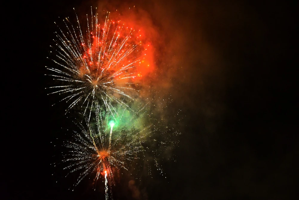 Pháo hoa lung linh, sáng rực góc trời tại khu vực Đầm Sen. Ảnh: H.N