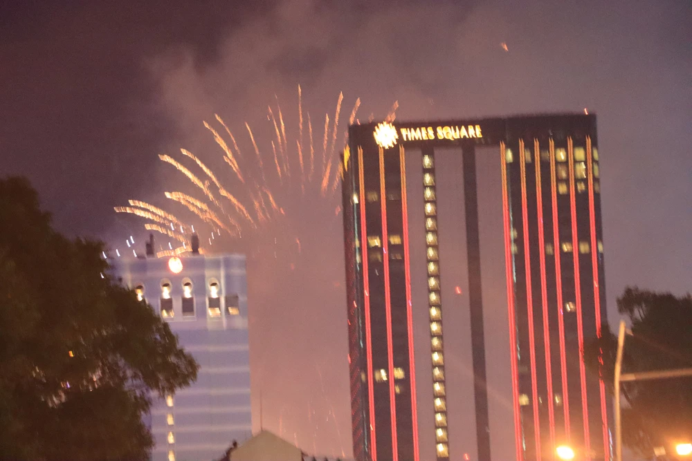 Pháo hoa nhìn từ khu vực đường Lê Duẩn (phía trước trung tâm tòa nhà Diamond Plaza). Ảnh: H.N