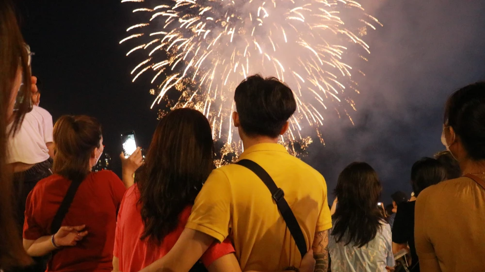 Nhiều cặp đôi đến bến Bạch Đằng xem pháo hoa. Ảnh: VÕ THƠ