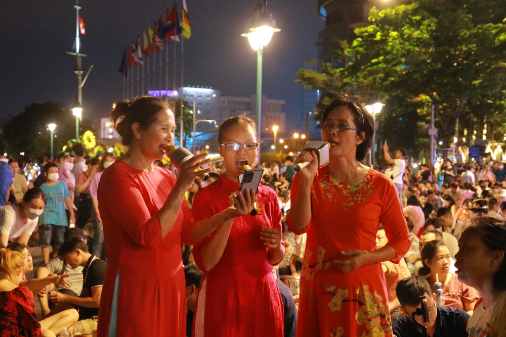 Nhiều hoạt động văn nghệ cũng diễn ra tại khu vực bến Bạch Đằng.