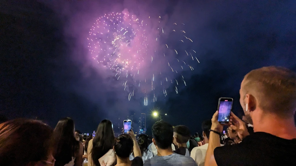 Pháo hoa khoe sắc trên bầu trời đêm. Ảnh: VÕ THƠ