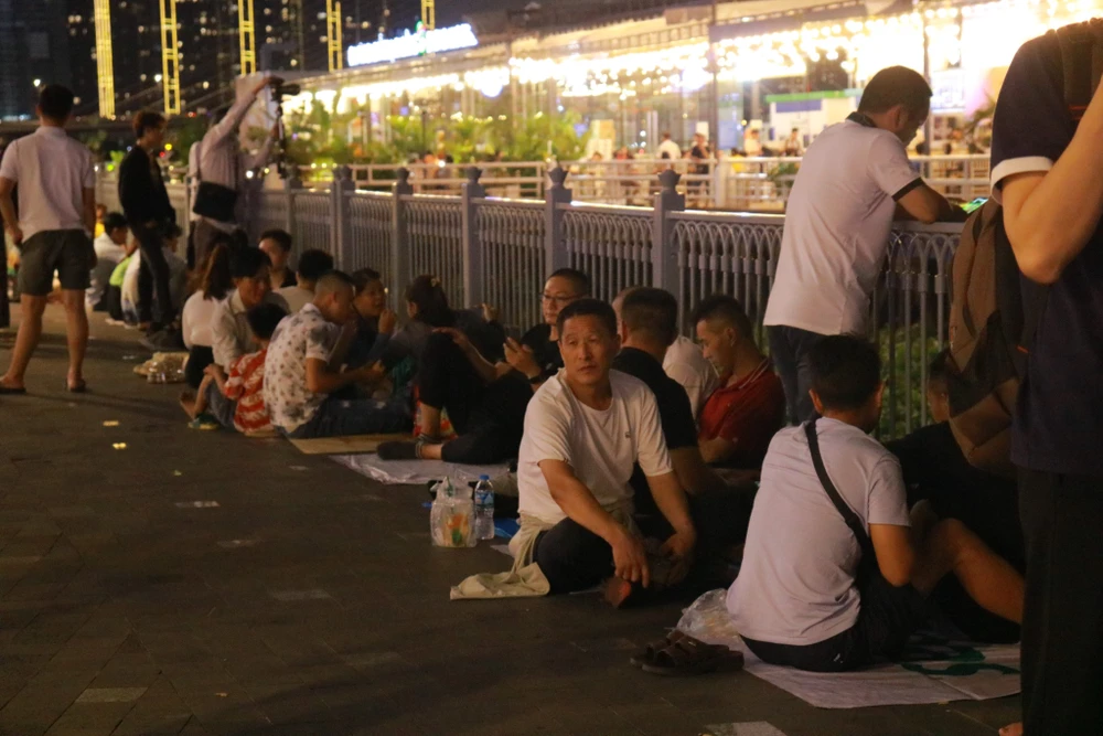 Đông đảo người dân ngồi chờ xem pháo hoa. Ảnh: VÕ THƠ