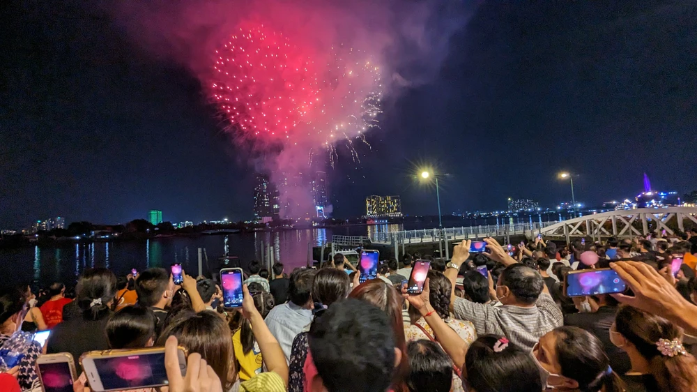 Những khoảnh khắc đẹp được người dân thích thú ghi lại. Ảnh: VÕ THƠ