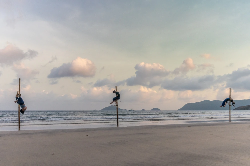 Các nghệ sĩ đã sống tại đảo hàng tháng trời để tự cảm nhận, ý thức và thực hiện ý đồ nghệ thuật