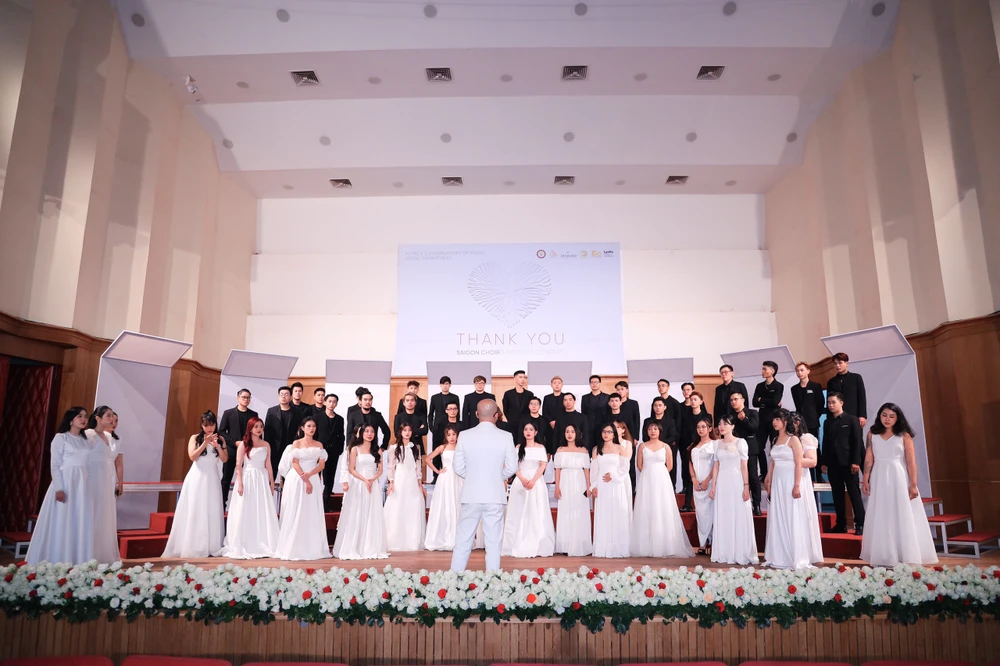 Dàn hợp xướng Sài Gòn biểu diễn dưới sự chỉ đạo của nhạc trưởng Huỳnh Quang Thái. Ảnh: THANH HÙNG