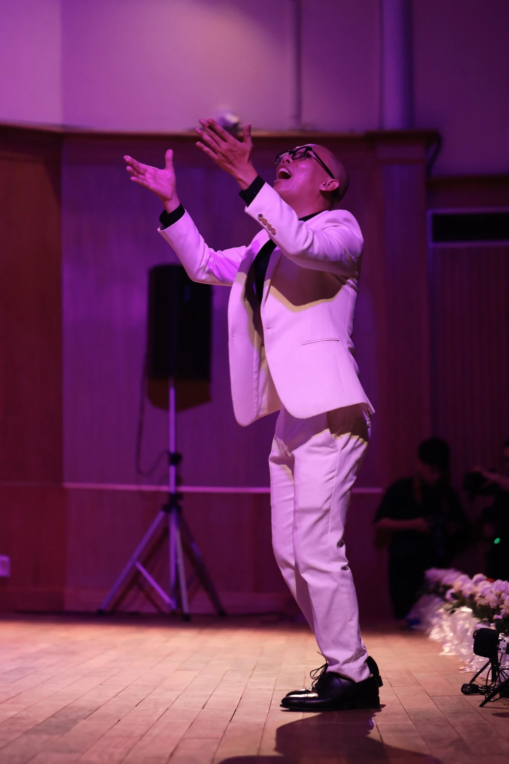 Nhạc trưởng Huỳnh Quang Thái phiêu theo từng điệu nhạc