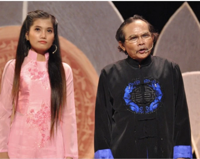 Nghệ sĩ La Kính (phải) vào vai Mã Ngưu trong vở "Vụ án Mã Ngưu". Ảnh: T.H