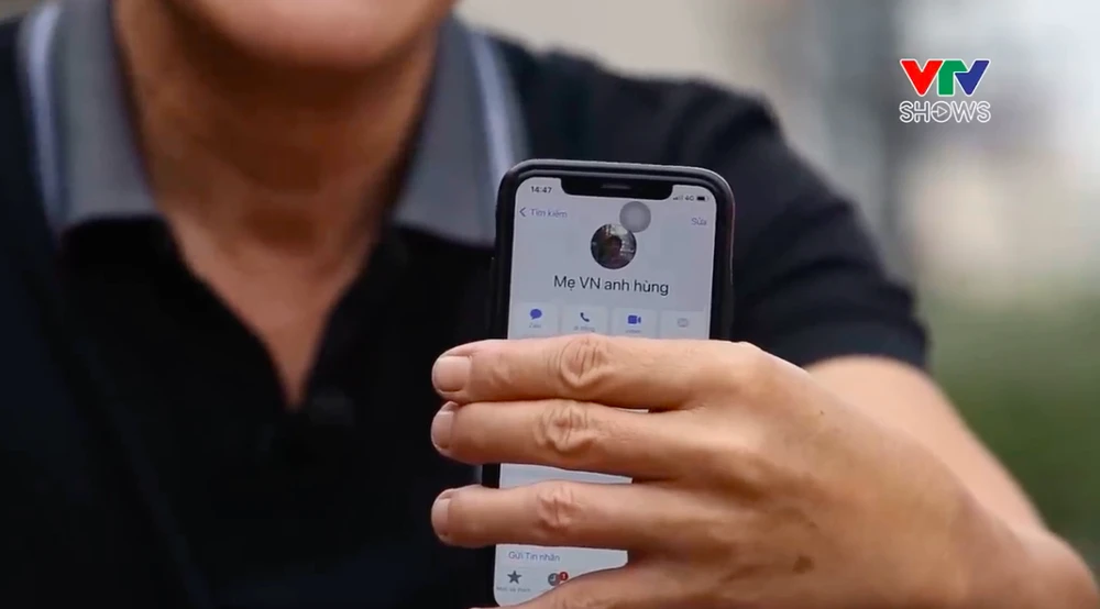 Bên cạnh vai diễn nam nghệ sĩ cũng chia sẻ về người bạn đời của mình. Theo đó, NSƯT Hoàng Hải tiết lộ anh gọi vợ là 'mẹ Việt Nam anh hùng' và lập tức đưa điện thoại ra làm bằng chứng cho thấy anh lưu số điện thoại của bà xã dưới tên gọi này.