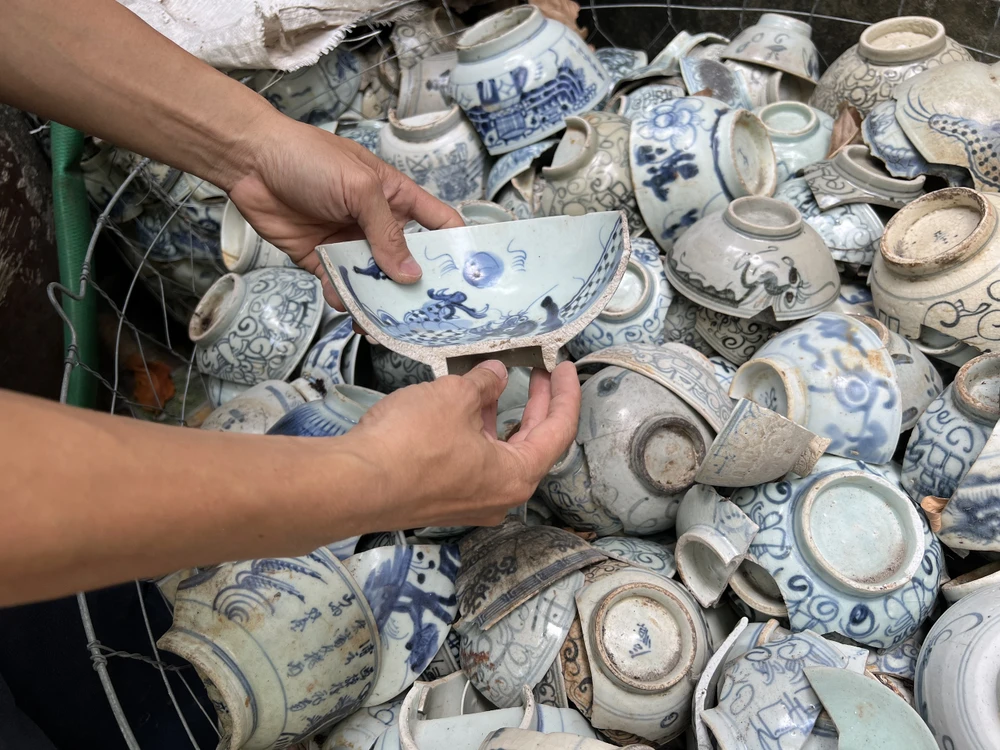 Tô, chén, ly uống nước…có tuổi đời hàng trăm năm bị hư hỏng nặng.