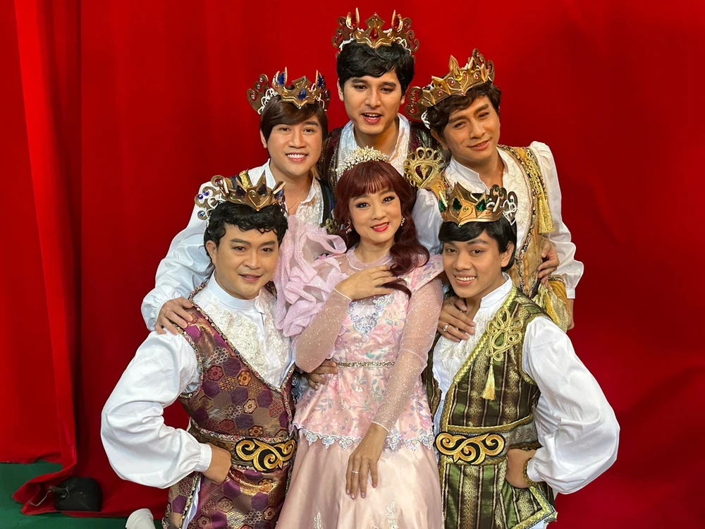 Nghệ sĩ Mỹ Duyên (vai công chúa Ruby) và các nghệ sĩ Đình Toàn, Don Nguyễn, Tuấn Khải, Hoàng Giang, Đông Hải trong vai hoàng tử chương trình Ngày xửa ngày xưa 34