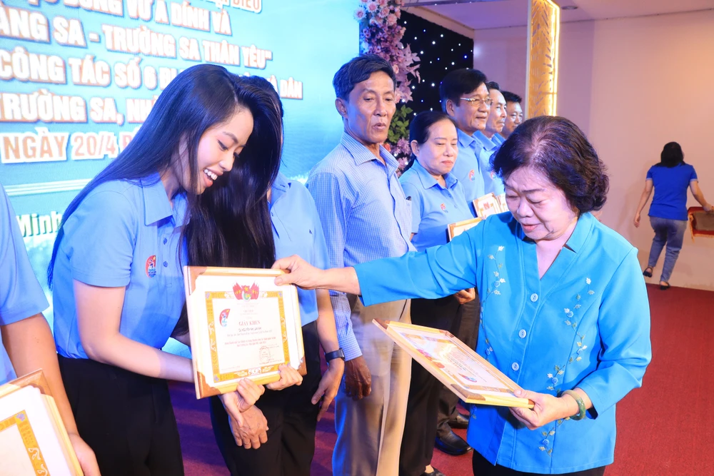 Bà Trương Mỹ Hoa tặng bằng khen cho các thành viên của đoàn công tác