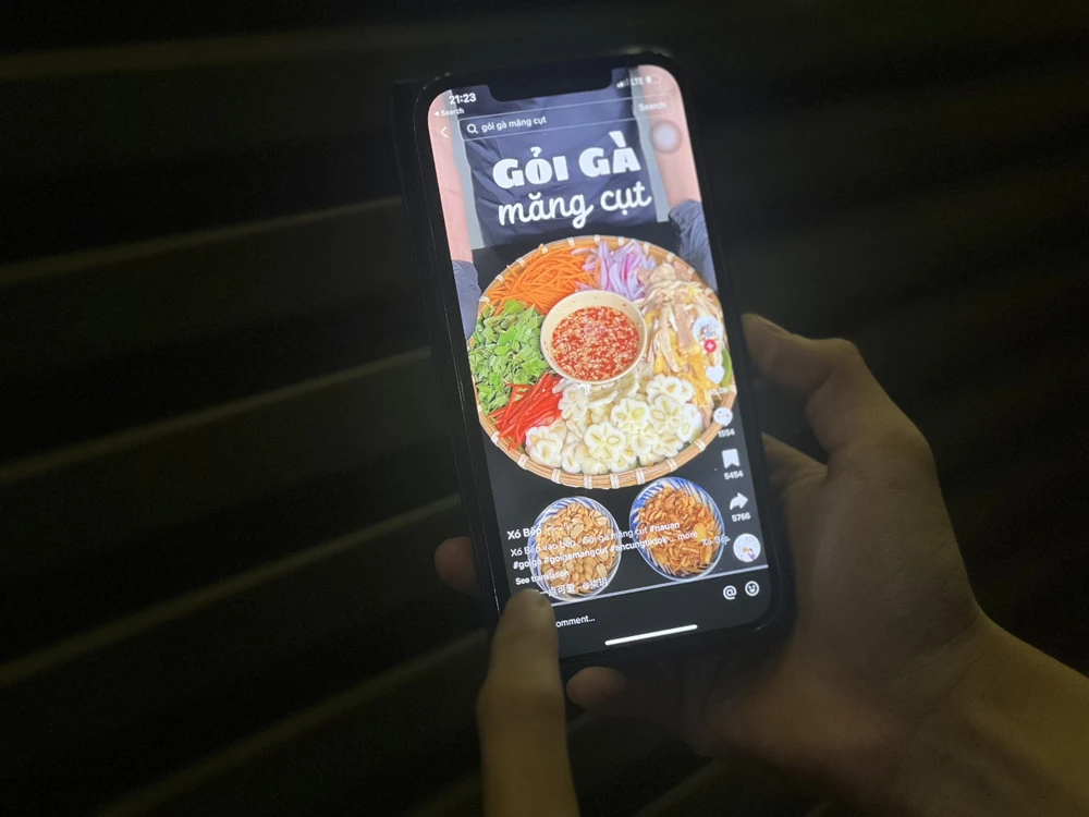 Gỏi gà măng cụt có nguồn gốc từ Bình Dương, gần đây gây bão trên các nền tảng mạng xã hội. Ảnh: QUỐC HƯƠNG.