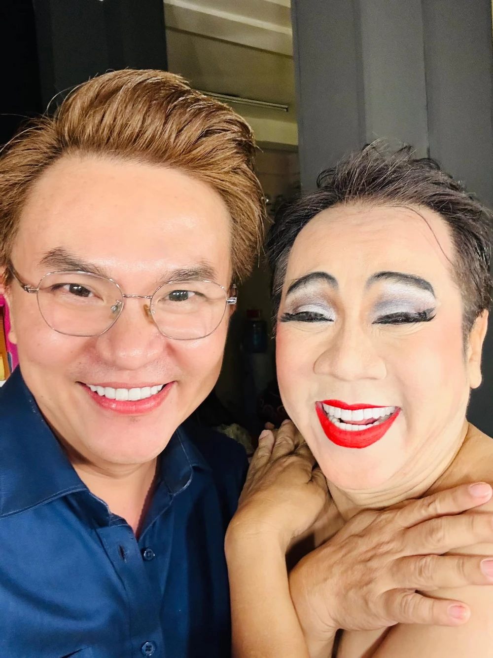 MC Đại Nghĩa và NSƯT Thành Lộc trong hậu trường. Ảnh: FBNV