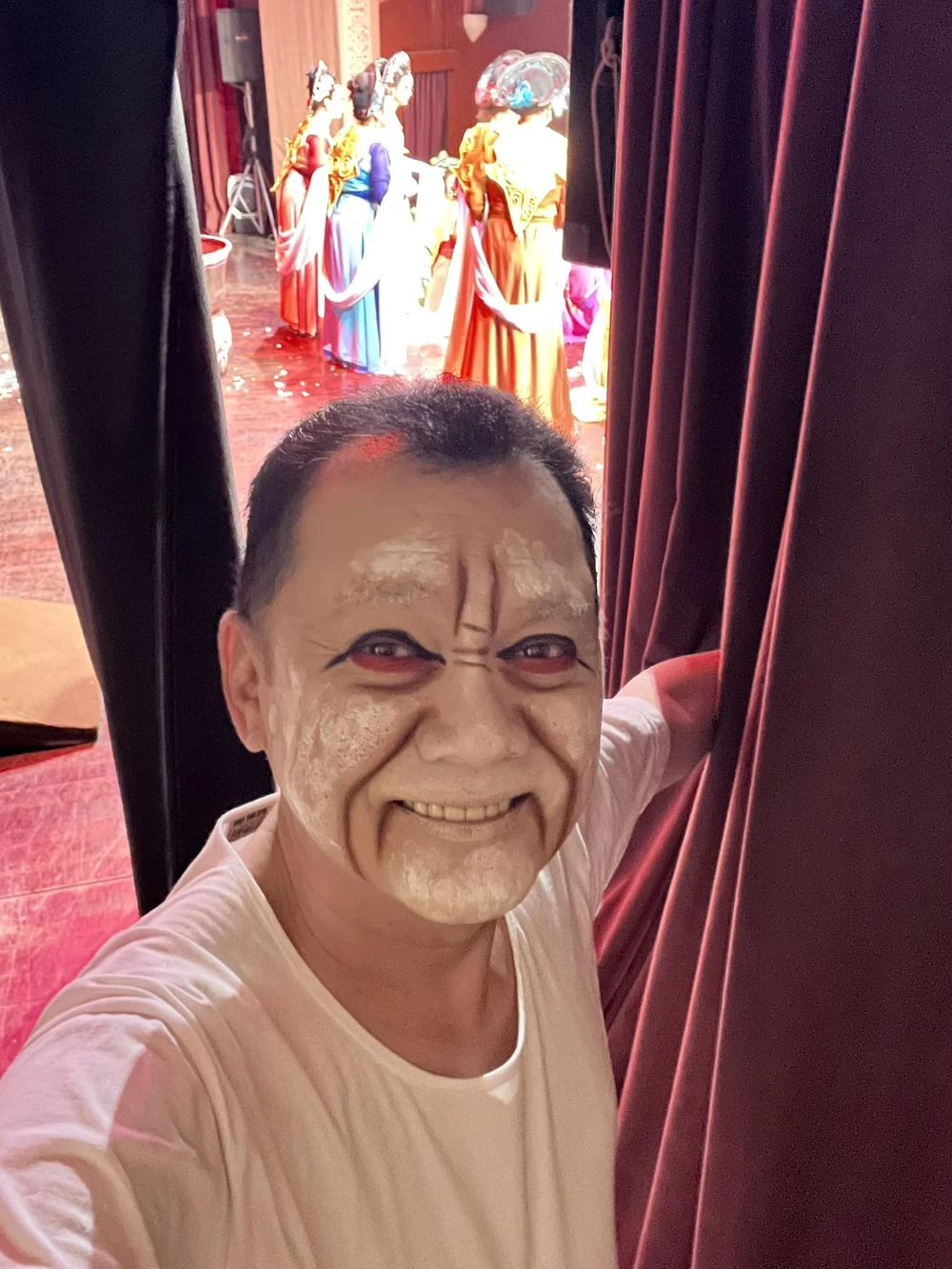 NSƯT Hữu Châu chụp ảnh trong suất cuối "12 bà mụ"