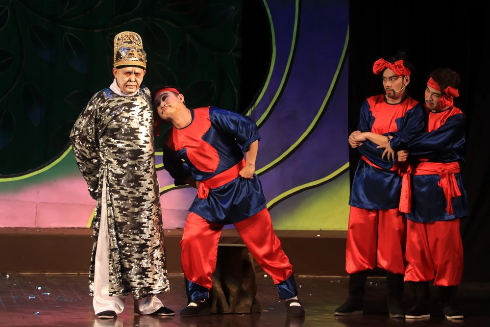 NSƯT Hữu Châu trong vai quan khâm sai triều đình.