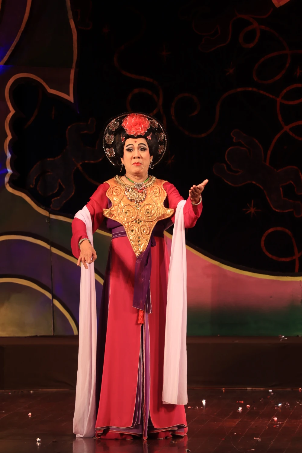 NSƯT Thành Lộc trong suất cuối vở 12 Bà Mụ của sân khấu IDECAF tại Nhà hát Thanh niên tối 12-5. Ảnh: VĂN HÀ NSƯT Thành Lộc trong suất cuối vở 12 Bà Mụ của sân khấu IDECAF tại Nhà hát Thanh niên tối 12-5. Ảnh: VĂN HÀ