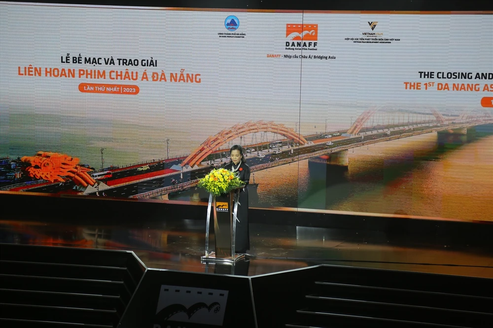Bà Ngô Phương Lan phát biểu tại đêm bế mạc Liên hoan phim châu Á Đà Nẵng lần thứ I. Ảnh: CTV