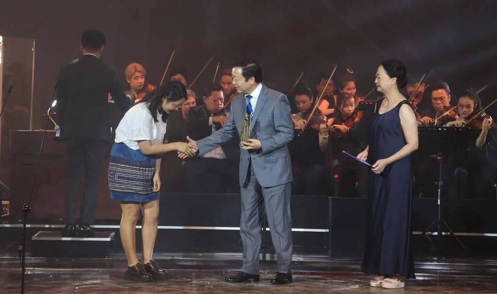 Phó Thủ tướng Chính phủ Trần Hồng Hà trao giải phim châu Á hay nhất cho phim "Những đứa trẻ trong sương". Ảnh: CTV