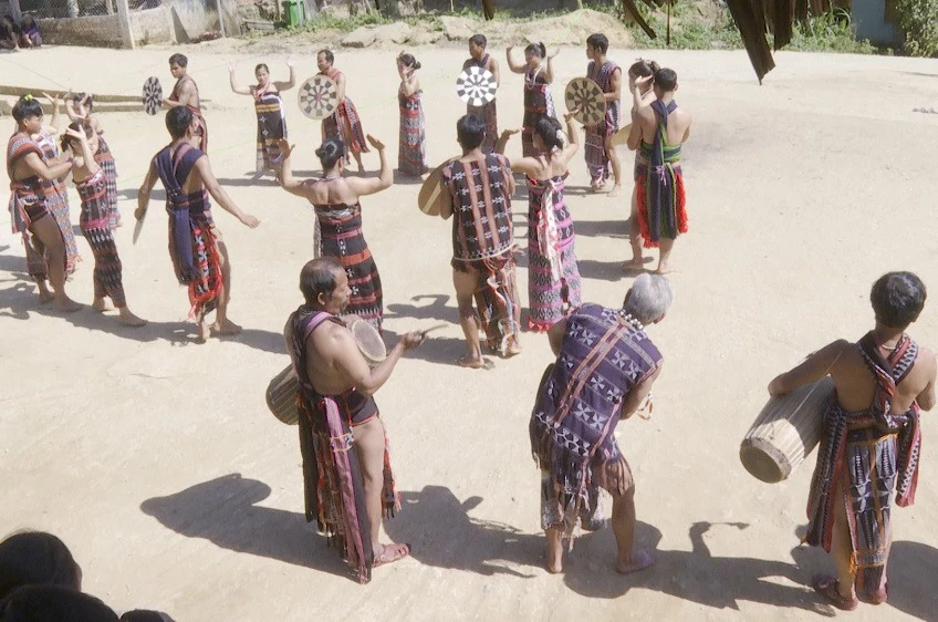Đội văn nghệ làng Đhờ Rôồng, xã Tà Lu, Đông Giang, Quảng Nam biểu diễn điệu múa tâng tung da dá. Ảnh: CTV