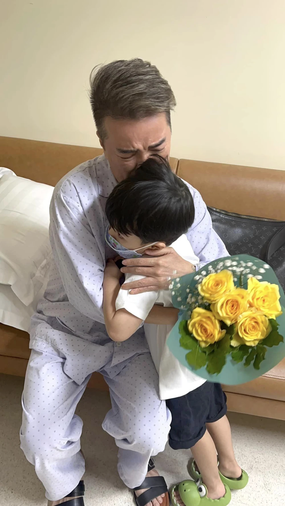 Đàm Vĩnh Hưng và con trai trong ngày xuất viện. Ảnh: FBNV