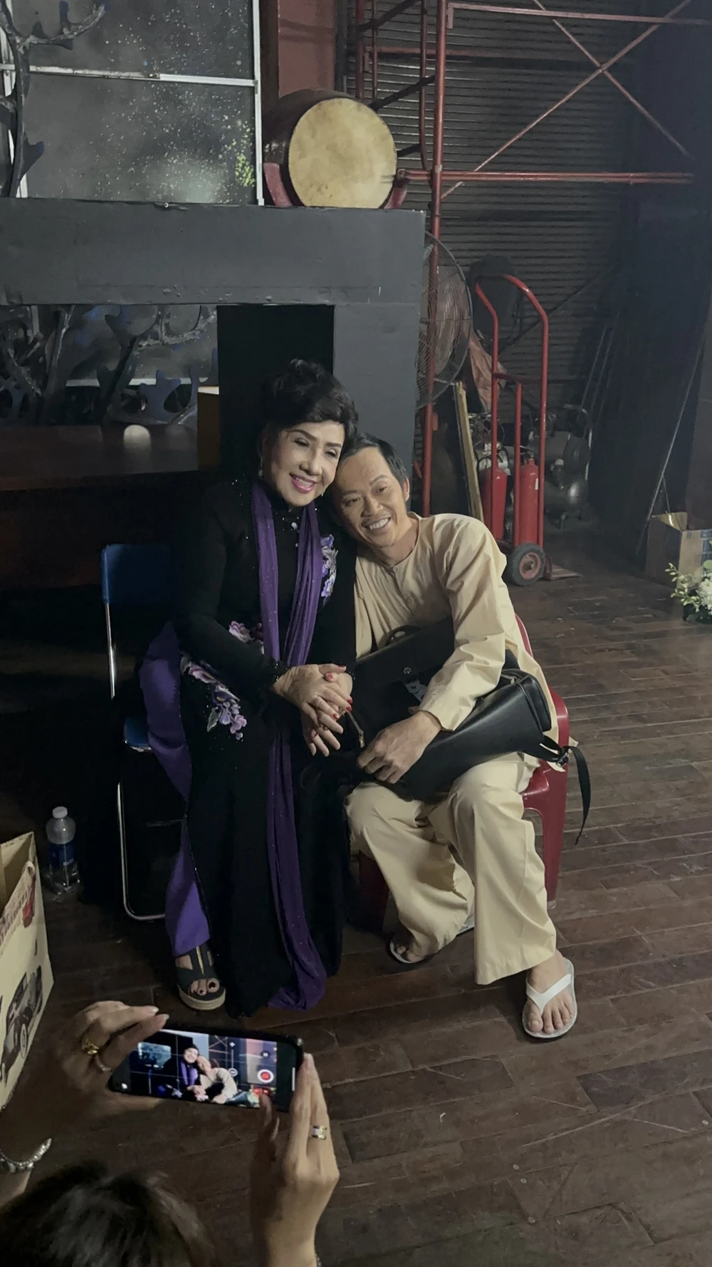 NSND Lệ Thủy và Hoài Linh trong hậu trường. Ảnh: CTCC