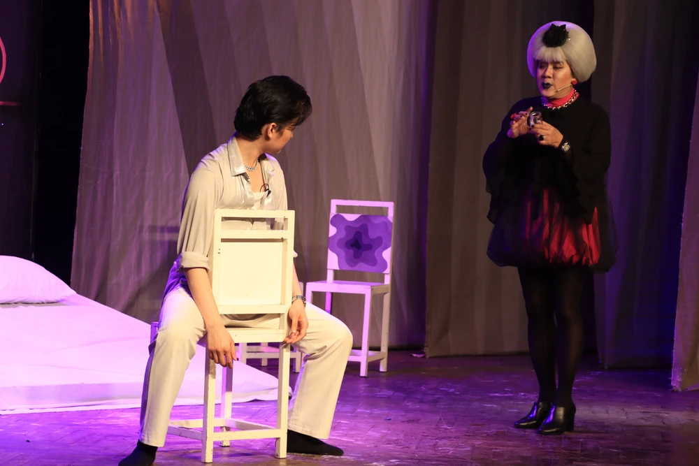 NSƯT Thành Lộc trong vở A lô, lộ hàng tối 10-5. Ảnh: VĂN HÀ