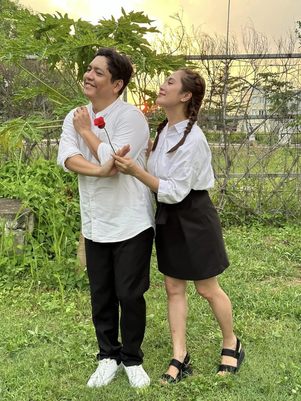 Cặp đôi diện trang phục trắng - đen đồng điệu, tạo dáng chụp ảnh với biểu cảm "lầy lội". Ảnh: FBNV Cặp đôi diện trang phục trắng - đen đồng điệu, tạo dáng chụp ảnh với biểu cảm "lầy lội". Ảnh: FBNV