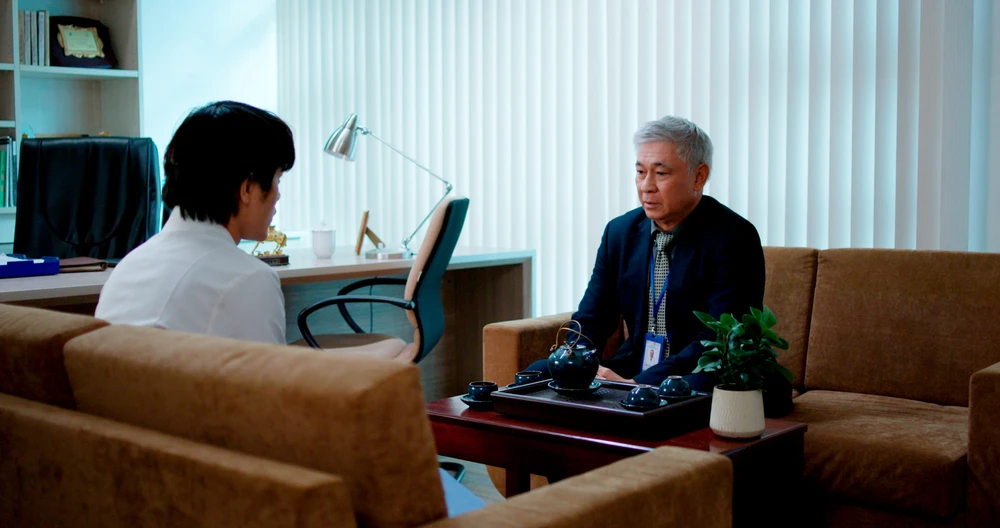 Tùng Yuki vào vai giáo sư Phúc, một vị giáo sư tốt bụng, giàu tình yêu thương, luôn giúp đỡ bác sĩ tự kỷ Hoàng Nam. Ảnh: Chụp màn hình