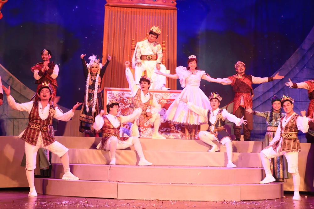 Vua Kim Cương cùng 5 vị hoàng tử và công chúa Ruby.