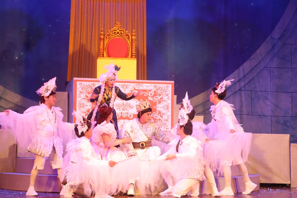 5 vị hoàng tử bị lời nguyền hoá thành những chú chim thiên nga.