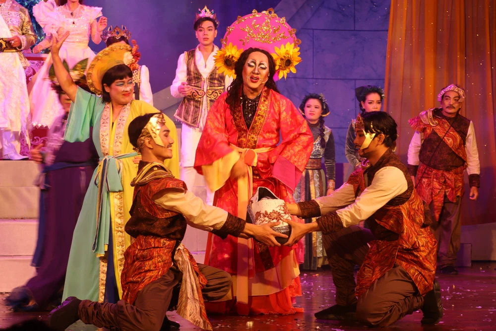 NSƯT Thành Lộc tái hiện vai Cám thử hài để được làm hoàng hậu.