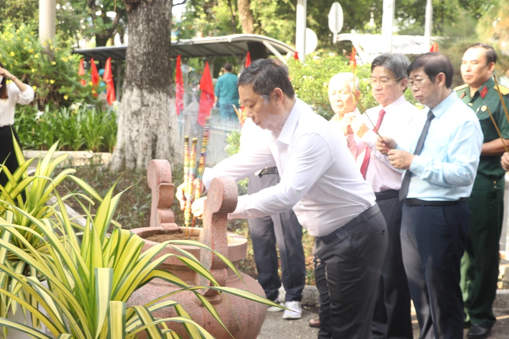 Ông Dương Anh Đức, Phó Chủ tịch UBND TP.HCM cùng các đại biểu dâng hương tại khu di tích. Ảnh: HÀ NGUYỄN