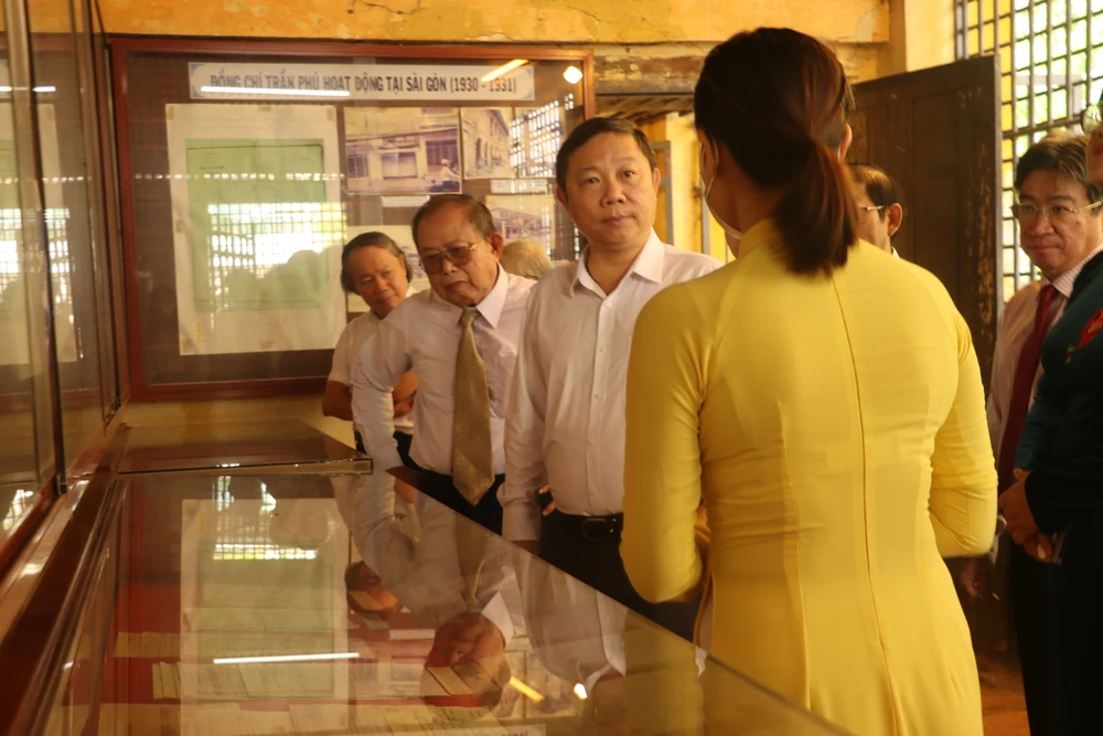 Ông Dương Anh Đức cùng các đại biểu tham quan di tích