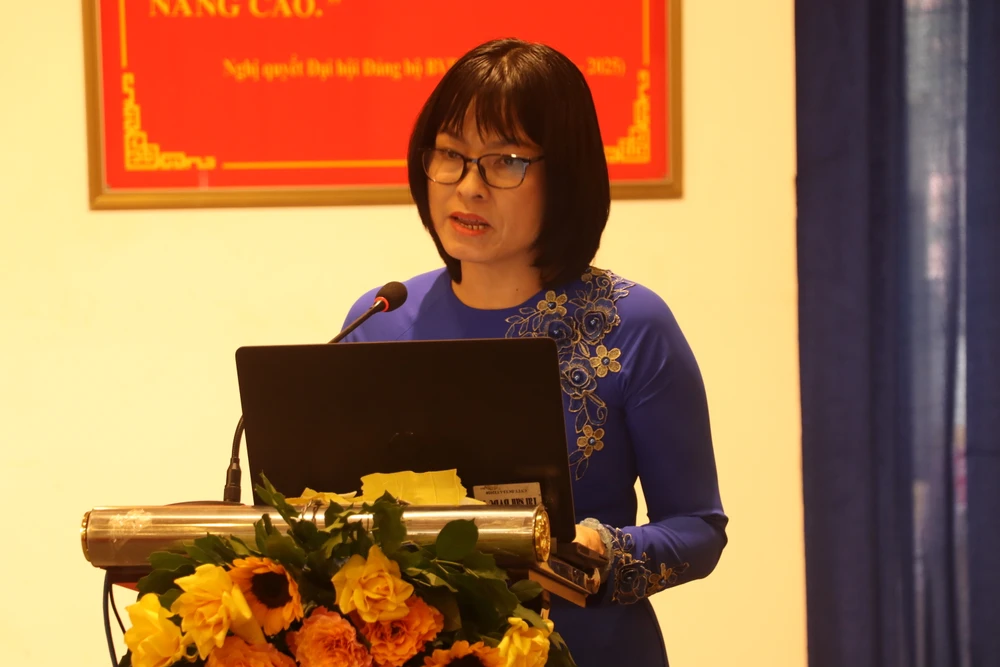 Bà Trần Thị Minh Tân, Trưởng phòng Văn hóa và thông tin Quận 5 đại diện UBND TP.HCM trình bày tham luận