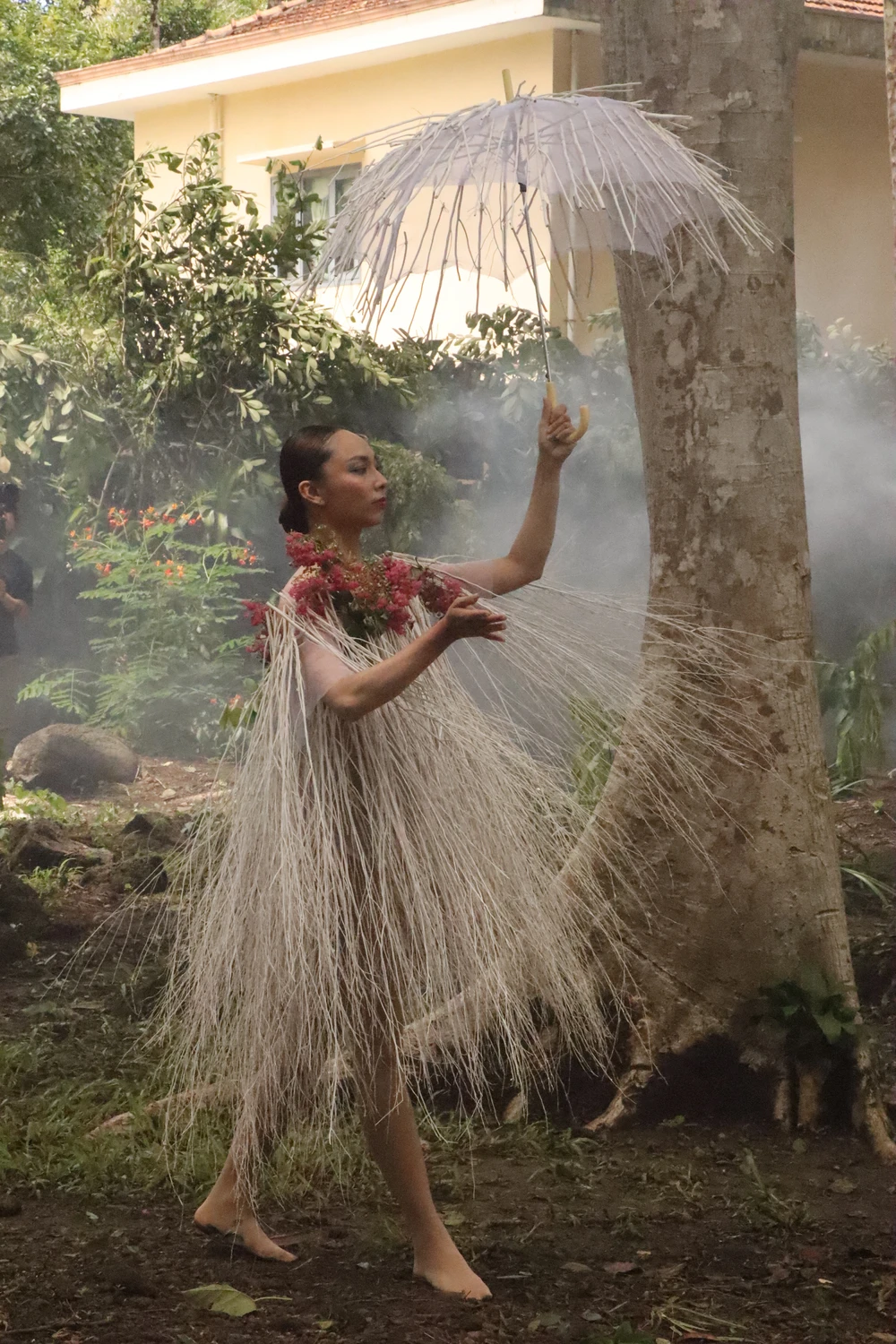 Trang phục được thực hiện từ những cành cây khô đại diện cho mùa đông. Trang phục được thực hiện từ những cành cây khô đại diện cho mùa đông.