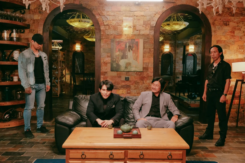 Ca sĩ Will hóa thân đại thiếu gia (trái) còn nghệ sĩ Công Ninh đóng Ông Sói.