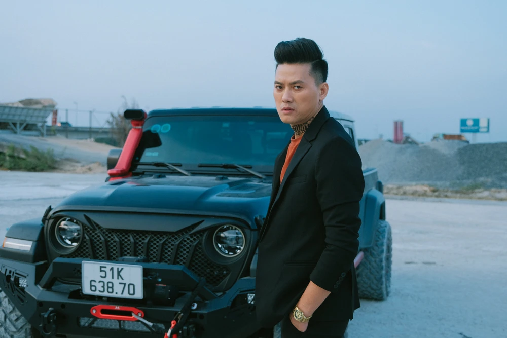 "Cho đến thời điểm hiện tại, đây là phim mà tôi đầu tư nhiều nhất, gấp đôi phần 1. Bù lại, tôi tự tin về hình ảnh đẹp, nội dung chỉnh chu. Lúc đầu, phim chỉ dự tính làm 3 tập nhưng sau đó thành 5 tập nên phát sinh rất nhiều tiền" - Quách Ngọc Tuyên cho hay.