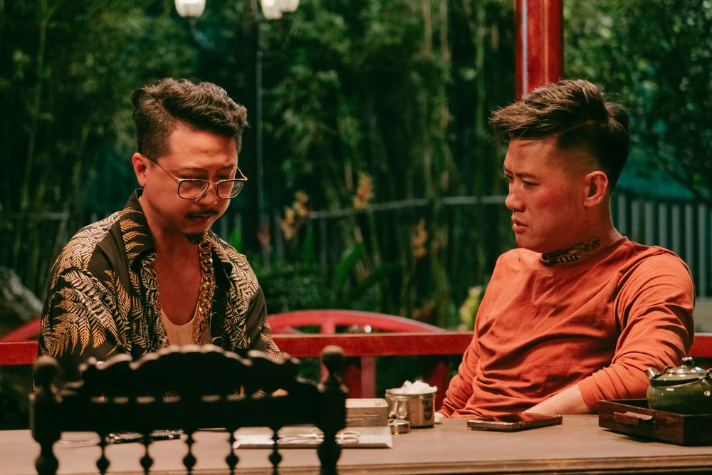 Quách Ngọc Tuyên (vai Vi Cá) diễn cùng Hứa Minh Đạt (vai Bảy Gà) trong phần 2 'Vi Cá tiền truyện - Cá con vượt biển lớn'.