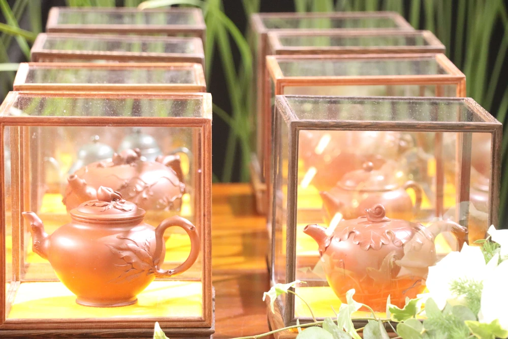 Một số bộ ấm trà được trưng bày tại chương trình