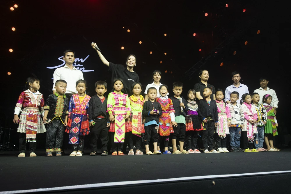 Và bất ngờ 17 em học sinh tại 2 điểm trường này cùng thầy cô giáo và anh Hoàng Hoa Trung - chủ nhiệm dự án Nuôi Em đã trực tiếp xuất hiện trên sân khấu “Show của Đen” Hà Nội.