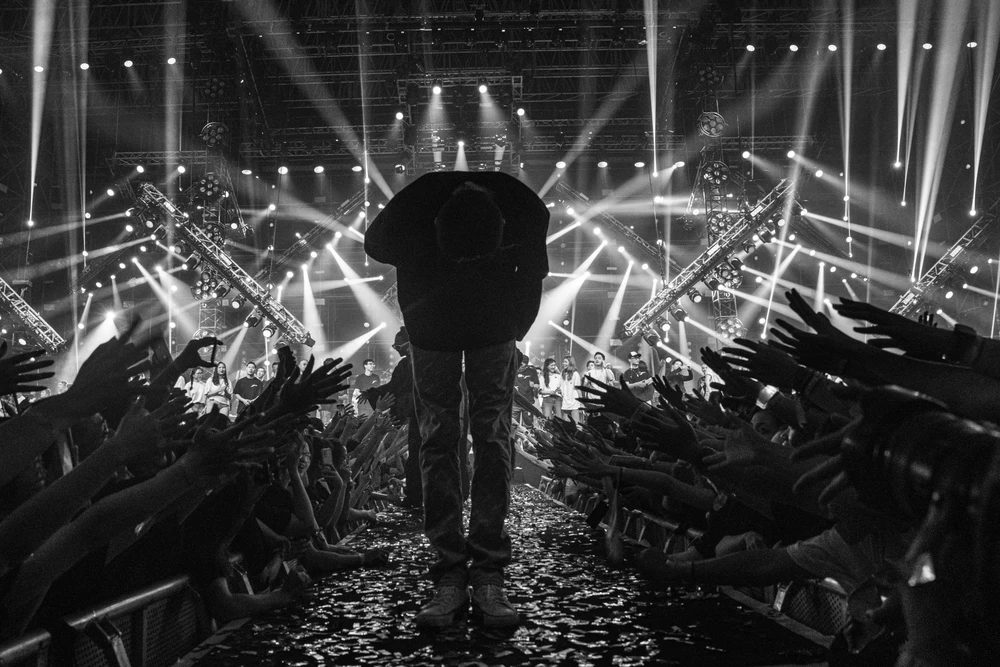 Đen cúi đầu cảm ơn khán giả