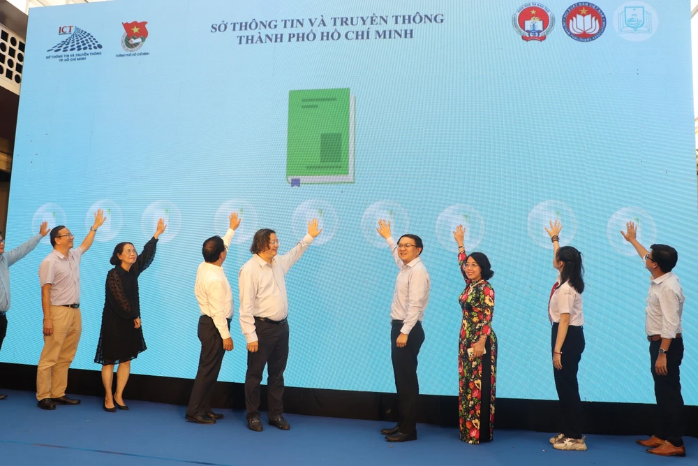 Các đại biểu thực hiện nghi thức khai mạc hội sách.