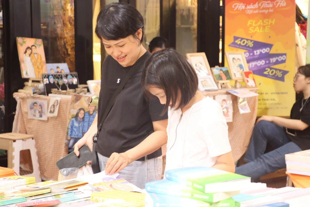 Phụ huynh cùng các em đến lựa chọn sách tại các gian hàng sách.