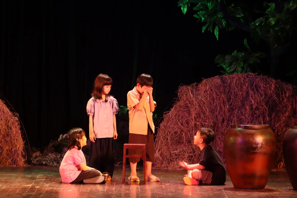 Bốn diễn viên nhí của vở kịch