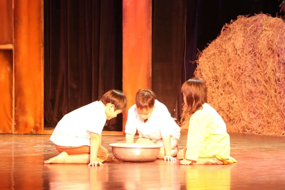 Trò "ngắm trăng qua thau nước" được kể trên sân khấu