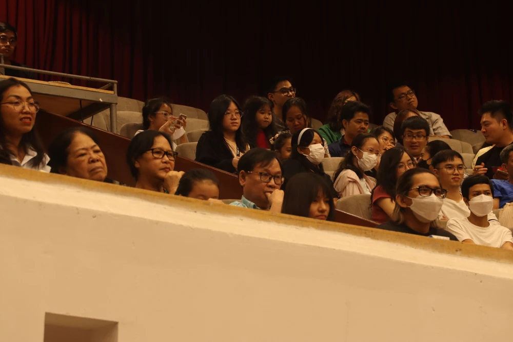 Nhà văn Nguyễn Nhật Ánh lặng lẽ theo dõi vở diễn