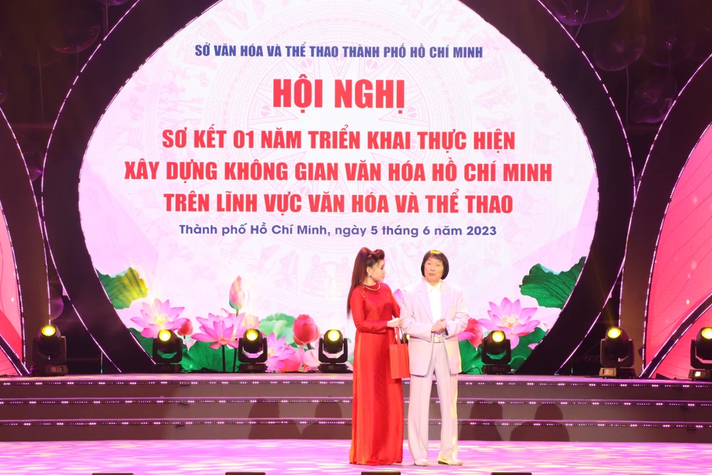NSND Minh Vương cùng bạn diễn trong tiết mục mở màn. Ảnh: HÀ NGUYỄN